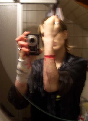emo_girl_cuts_herself_picture-15